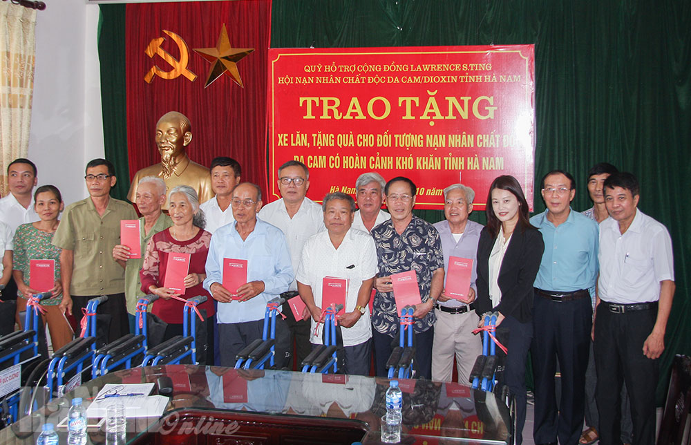 Trao xe lăn, tặng quà cho nạn nhân chất độc da cam có hoàn cảnh khó khăn