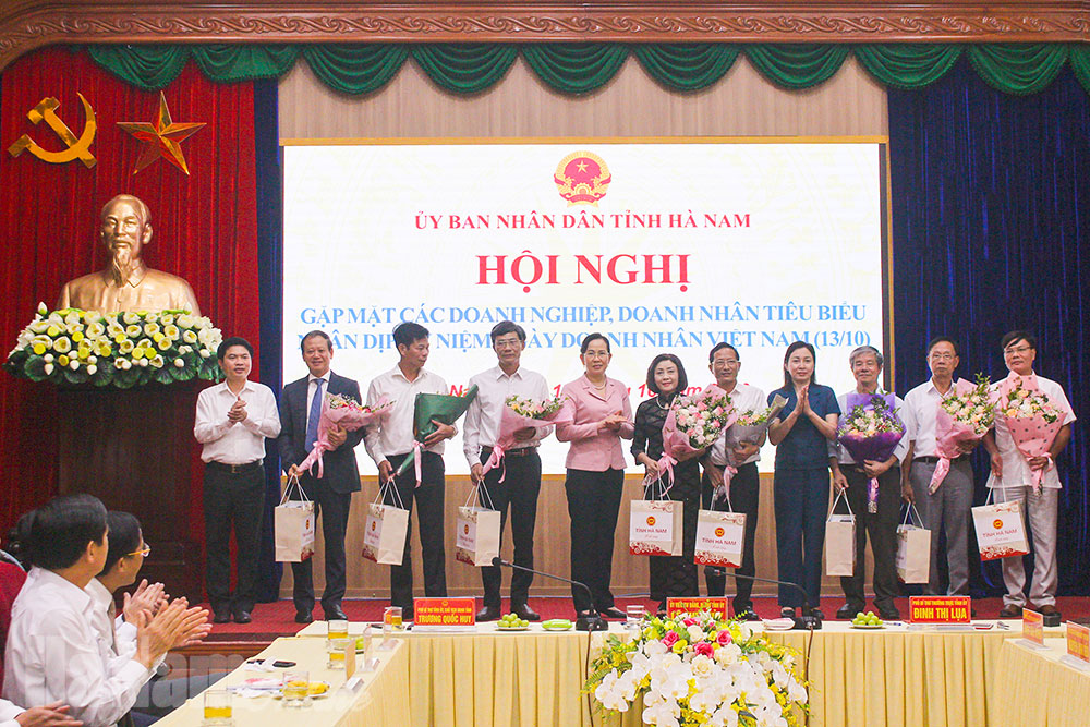 UBND tỉnh gặp mặt các doanh nghiệp, doanh nhân tiêu biểu nhân dịp kỷ niệm Ngày Doanh nhân Việt Nam