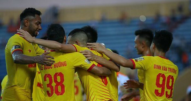 Hòa nghẹt thở trên sân Vinh, Nam Định trụ hạng V-League