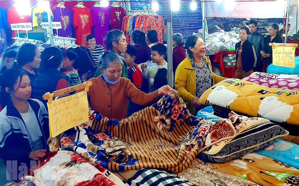 Phiên chợ đưa hàng Việt về nông thôn, miền núi tại xã Văn Xá