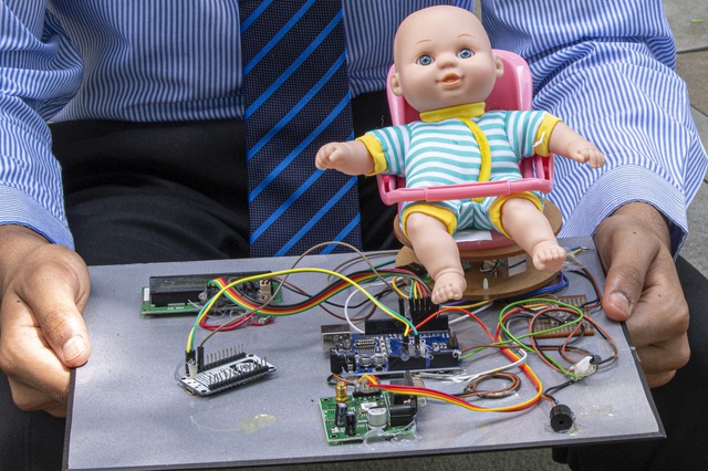 Thiếu niên 15 tuổi chế tạo thiết bị cảnh báo trẻ em bị bỏ quên trên ô tô