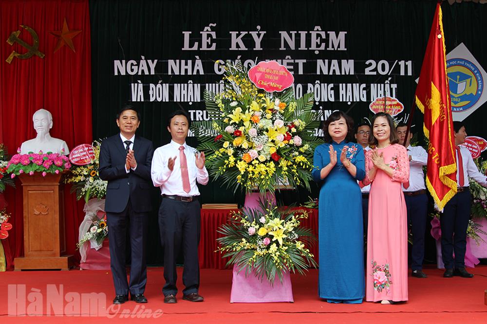 Lãnh đạo tỉnh thăm, chúc mừng các thầy cô giáo nhân Ngày Nhà giáo Việt Nam