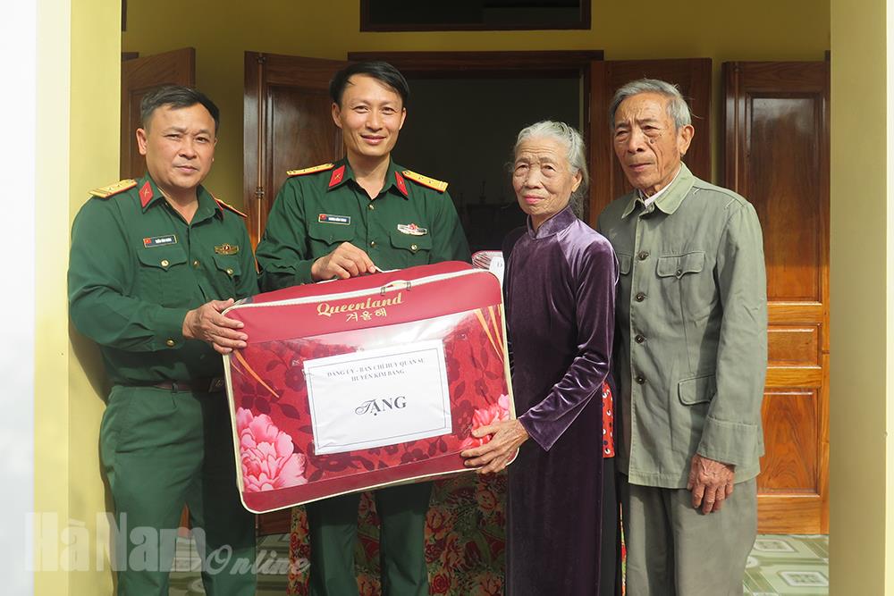 Ban CHQS huyện Kim Bảng phối hợp bàn giao nhà tình nghĩa cho gia đình chính sách