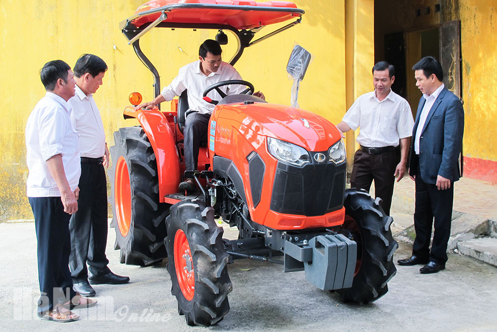 Bàn giao thiết bị dự án Hỗ trợ phát triển sản xuất gắn với xây dựng mô hình HTX kiểu mới