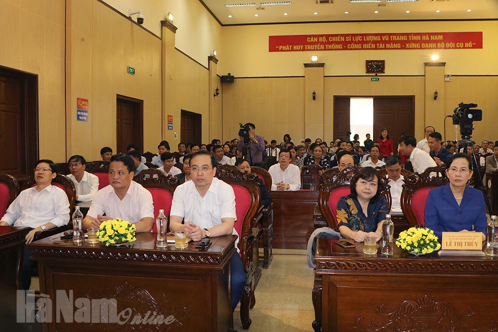 Đồng chí Bí thư Tỉnh ủy Lê Thị Thủy và đồng chí Chủ tịch UBND tỉnh Trương Quốc Huy đối thoại với cán bộ, hội viên nông dân