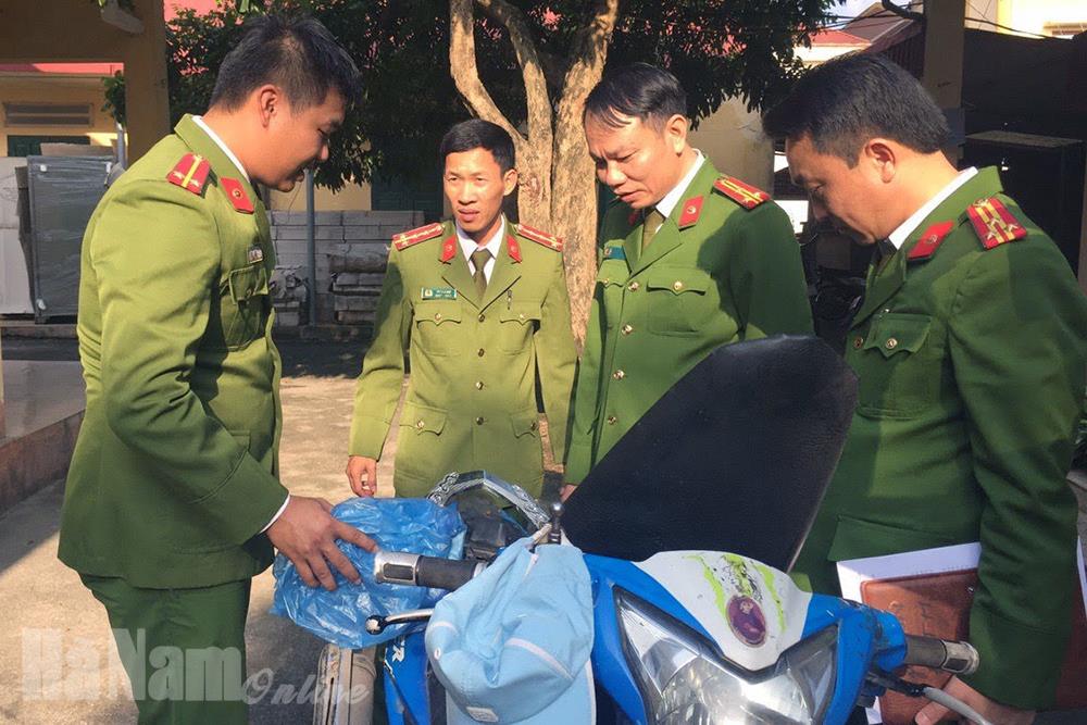 Hai đối tượng chuyên cướp giật điện thoại của người đi đường bị khởi tố