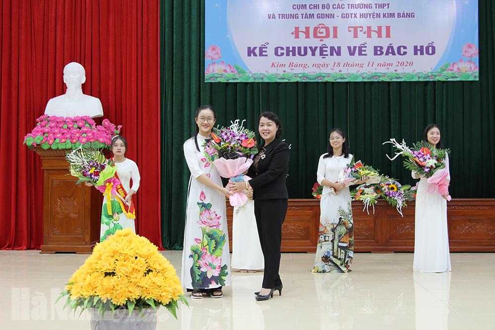 Chi bộ các trường THPT huyện Kim Bảng thi kể chuyện về Bác Hồ