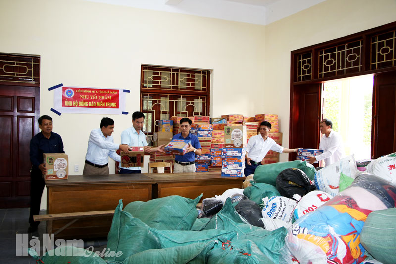 Hàng chục tấn hàng được quyên góp ủng hộ miền Trung trên "Chuyến xe nghĩa tình"