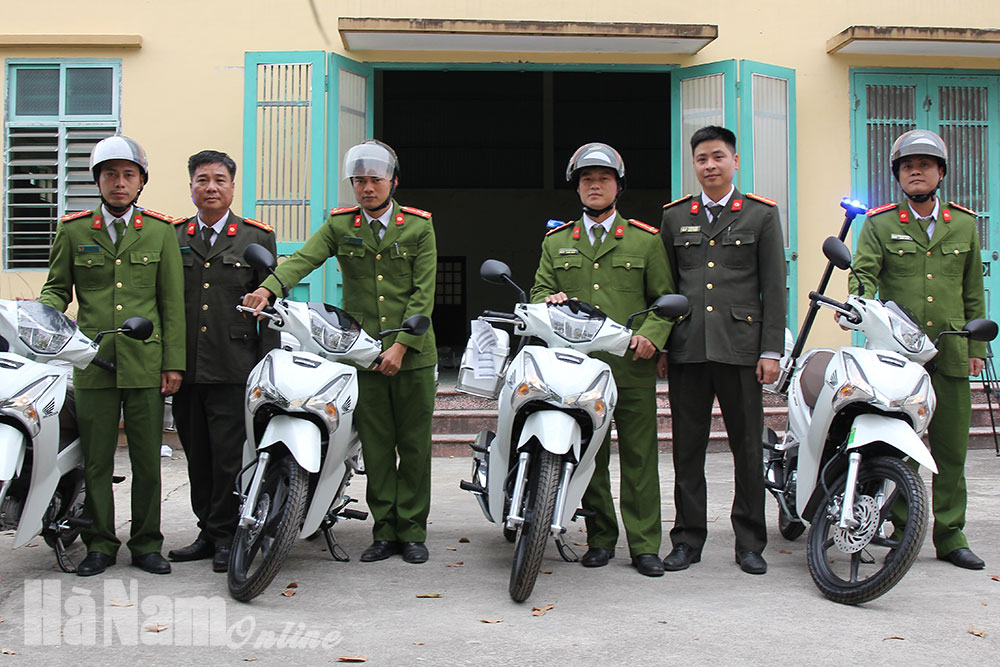 Bàn giao 70 xe mô tô cho lực lượng công an chính quy các xã, thị trấn