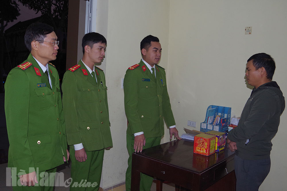 Công an xã Ngọc Lũ bắt quả tang đối tượng tàng trữ pháo nổ trái phép