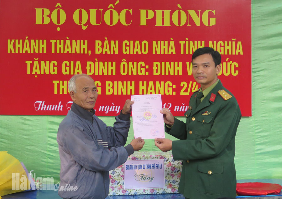 Ban CHQS TP.Phủ Lý bàn giao nhà tình nghĩa cho đối tượng chính sách