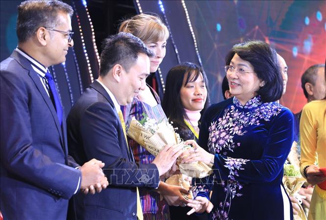 Công bố Top 100 doanh nghiệp phát triển bền vững tại Việt Nam