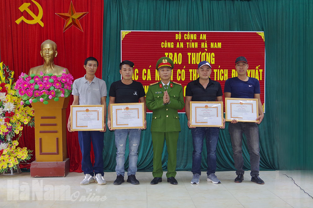 Trao thưởng đột xuất cho 06 công dân có thành tích xuất sắc trong đấu tranh phòng, chống tội phạm