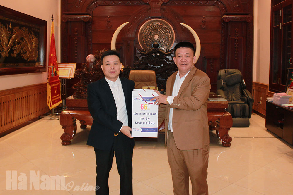 Công ty Điện lực Hà Nam tặng quà cho khách hàng sử dụng điện 110 KV
