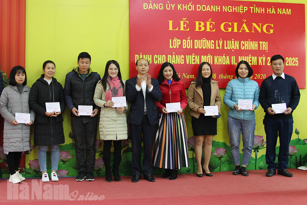 Đảng ủy Khối Doanh nghiệp tỉnh bế giảng lớp bồi dưỡng lý luận chính trị dành cho đảng viên mới