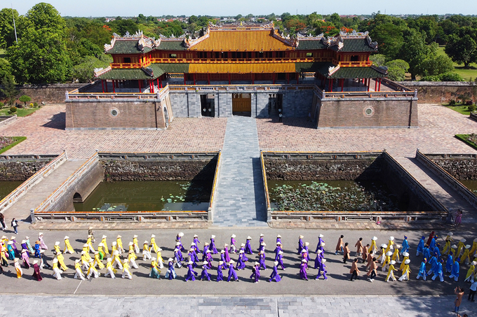 Lễ hội áo dài sắp diễn ra bên bờ sông Hương