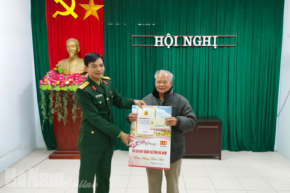 Ban CHQS thành phố Phủ Lý thăm, tặng quà nhân Ngày thành lập Quân đội nhân dân Việt Nam