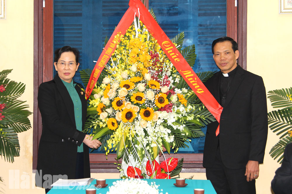 Đồng chí Bí thư Tỉnh ủy Lê Thị Thủy thăm, tặng quà, chúc mừng Giáng sinh tại Giáo xứ Vĩnh Đà