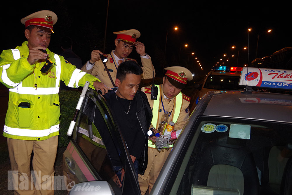 Tuần tra kiểm soát giao thông bắt 03 đối tượng tàng trữ số lượng lớn ma túy