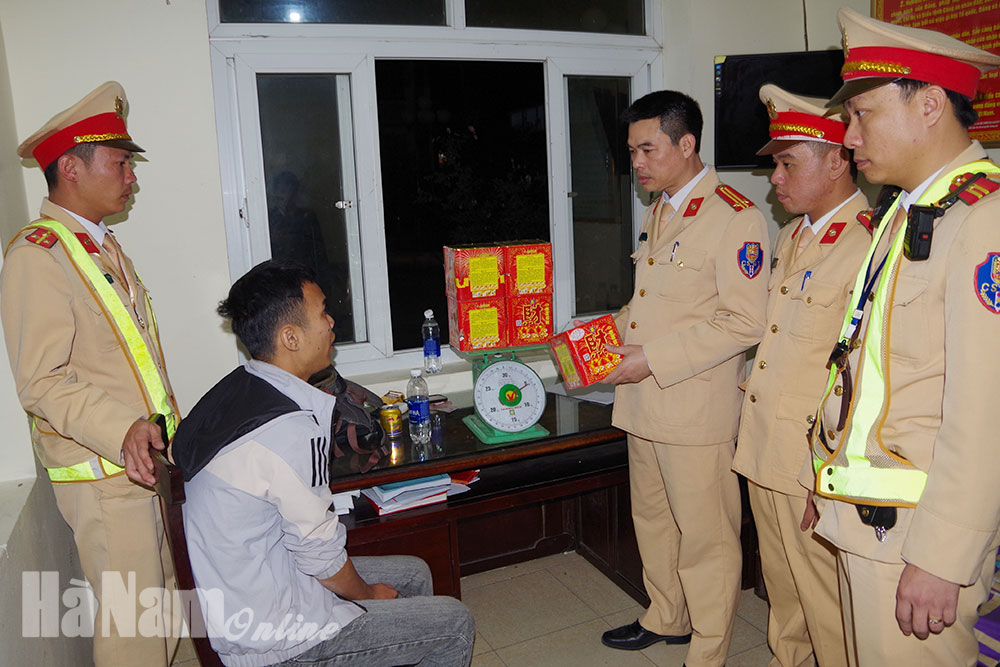 Phòng CSGT bắt đối tượng vận chuyển 7kg pháo trái phép