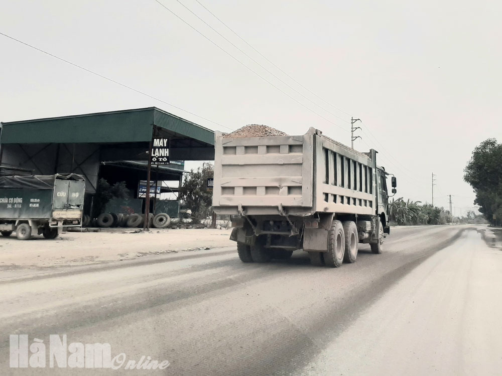 Tái diễn xe chở quá tải, không che phủ bạt lưu thông trên ĐT 495C