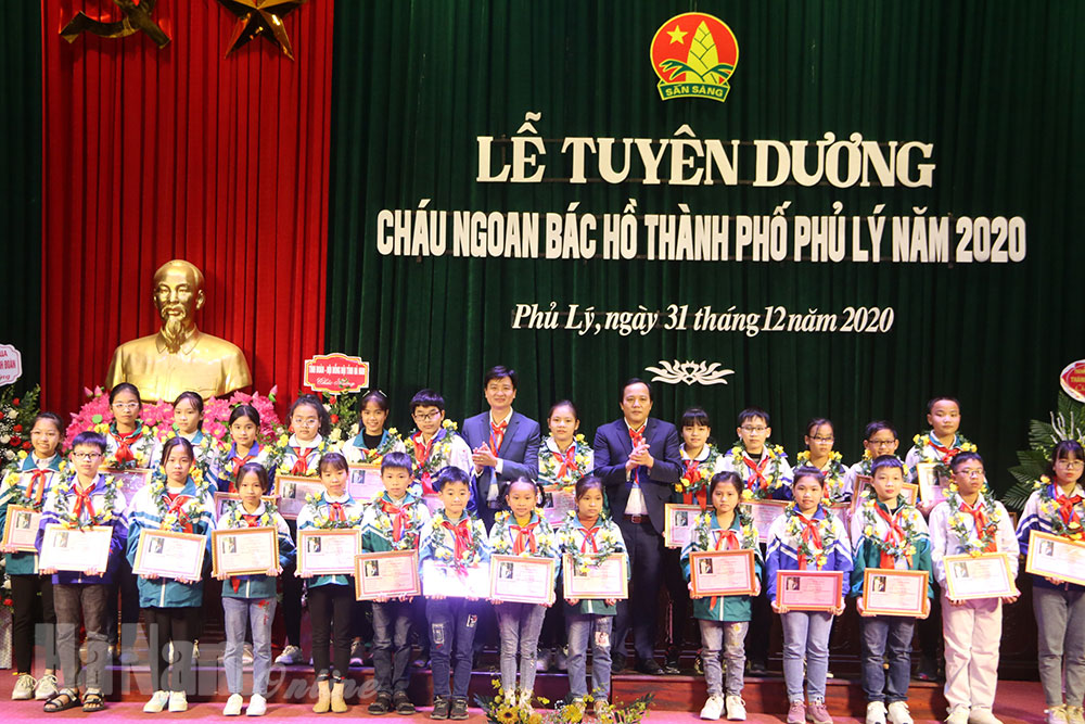 Phủ Lý tuyên dương 111 học sinh đạt danh hiệu 'Cháu ngoan Bác Hồ'