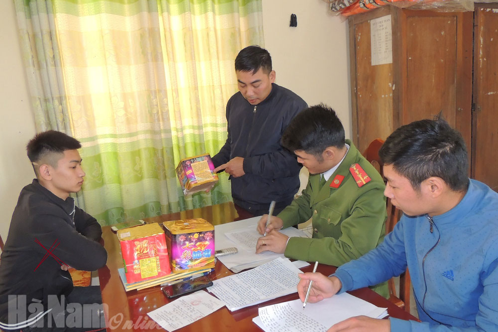 Công an xã Liêm Phong bắt quả tang đối tượng tàng trữ pháo nổ trái phép