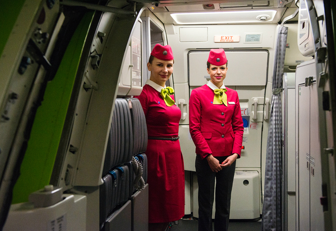 Tiếp viên để ý điều gì đầu tiên khi chào khách?