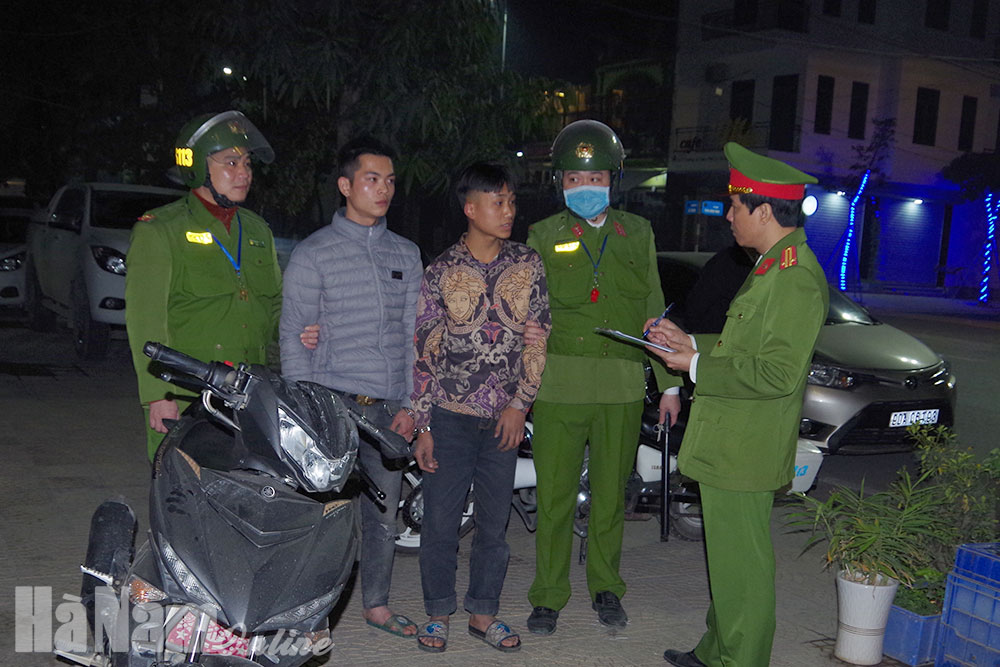 Cảnh sát 113 bắt quả tang 02 đối tượng trộm cắp tài sản đang trên đường đi tiêu thụ