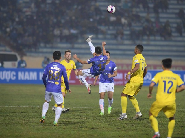 HLV Chu Đình Nghiêm thừa nhận CLB Hà Nội vỡ trận trước CLB Nam Định