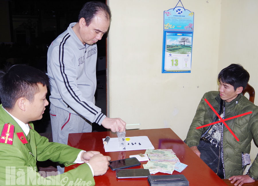 Công an huyện Thanh Liêm bắt đối tượng tàng trữ 08 gói ma túy đá và heroin