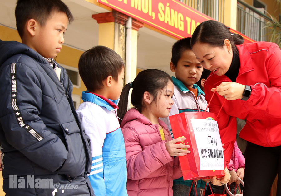 Tặng xe đạp, quà tết cho học sinh nghèo và giáo viên có hoàn cảnh khó khăn tại huyện Thanh Liêm