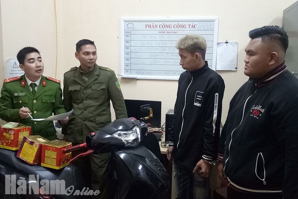 Công an Bình Lục bắt 02 đối tượng cất giữ hơn 7kg pháo nổ