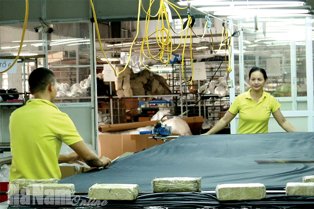 Một năm người lao động gặp khó theo doanh nghiệp vì Covid-19