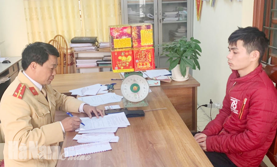 Cảnh sát giao thông đường thủy phát hiện đối tượng tàng trữ pháo trái phép