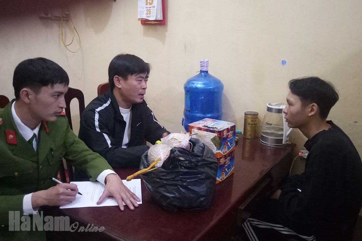 Công an huyện Bình Lục bắt đối tượng mua bán, tàng trữ trái phép pháo nổ