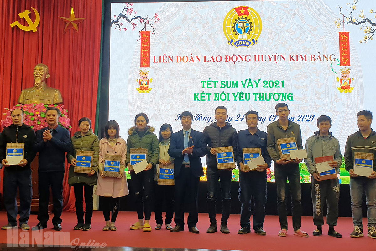 LĐLĐ huyện Kim Bảng tặng 153 suất quà tết cho người lao động khó khăn