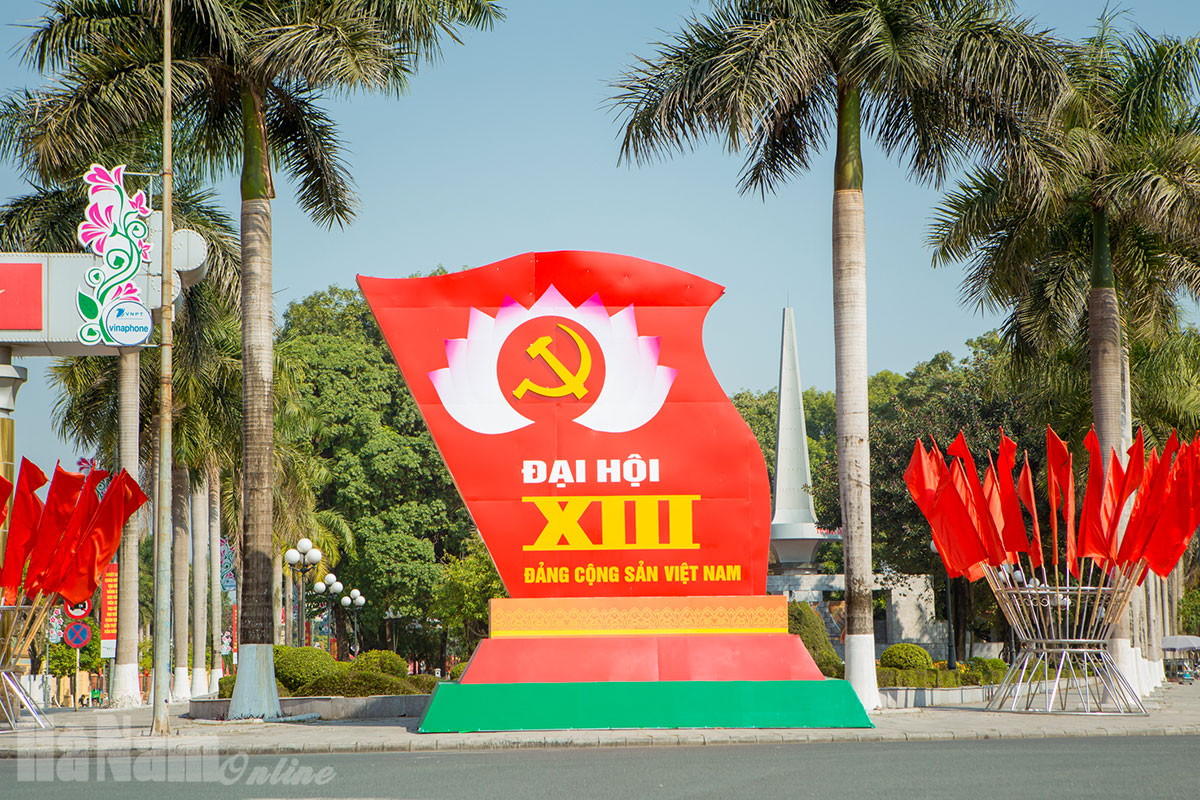 Trang hoàng đường phố chào mừng Đại hội toàn quốc lần thứ XIII của Đảng