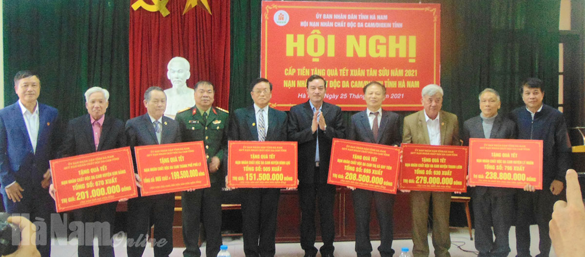 Tặng quà Tết cho nạn nhân chất độc da cam