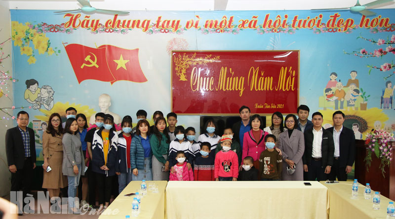 Văn phòng Tỉnh ủy tổ chức thăm, tặng quà cho trẻ em có hoàn cảnh khó khăn