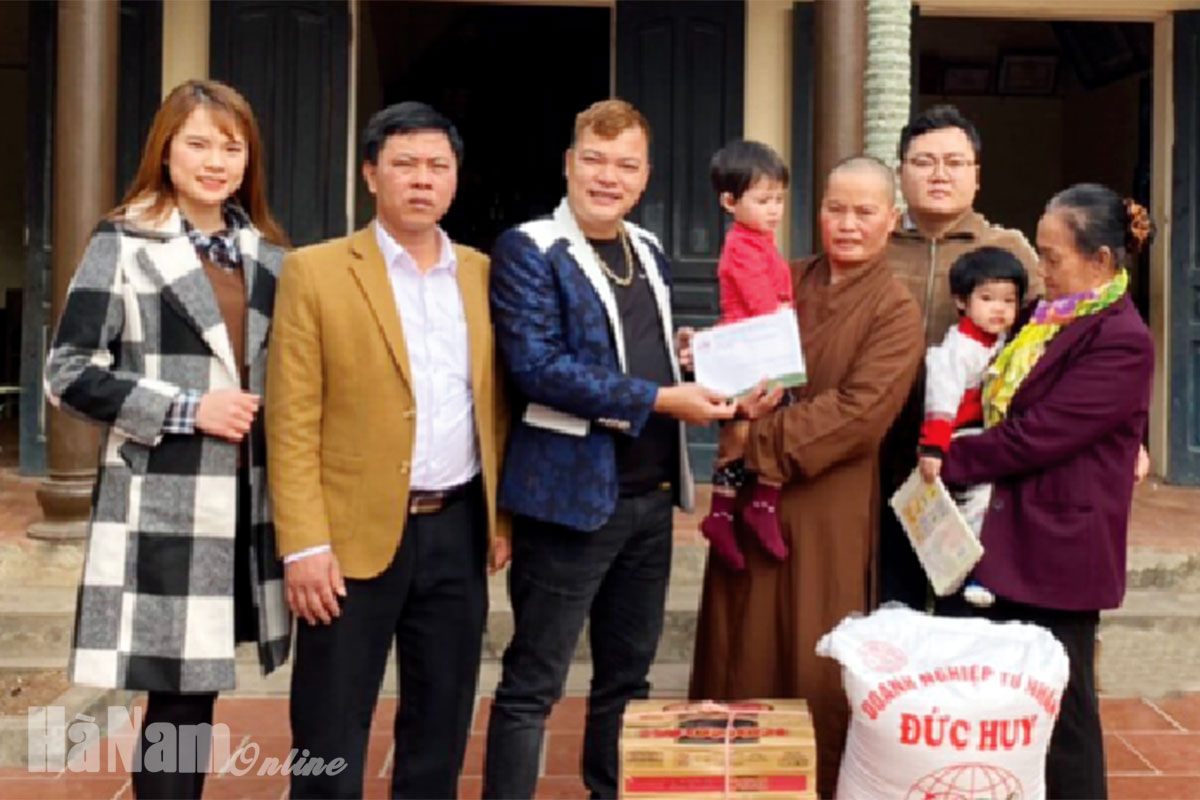 Người con xa quê giàu lòng nhân ái