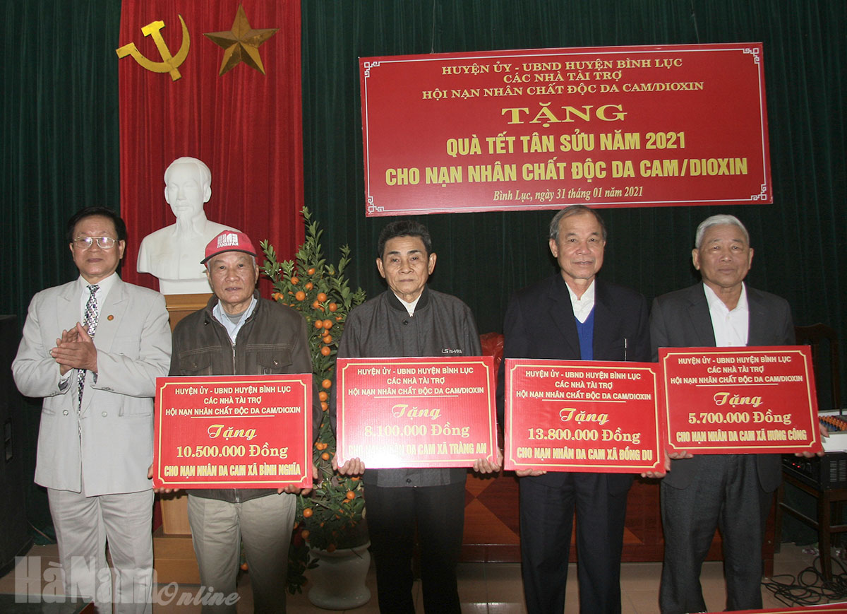 700 nạn nhân chất độc da cam/dioxin huyện Bình Lục được tặng quà Tết