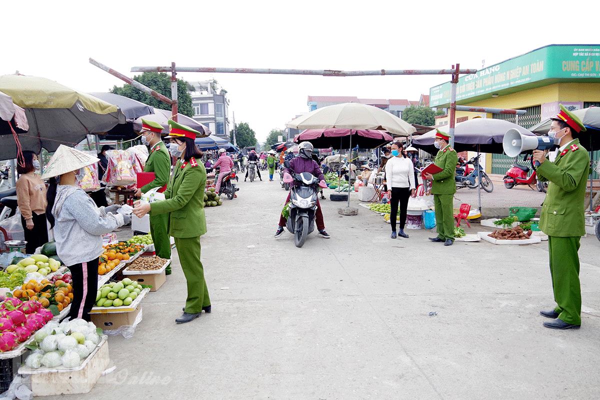 Công an các xã Thi Sơn, Văn Xá tuyên truyền phòng chống dịch Covid-19, bảo đảm ANTT dịp Tết Nguyên đán 2021