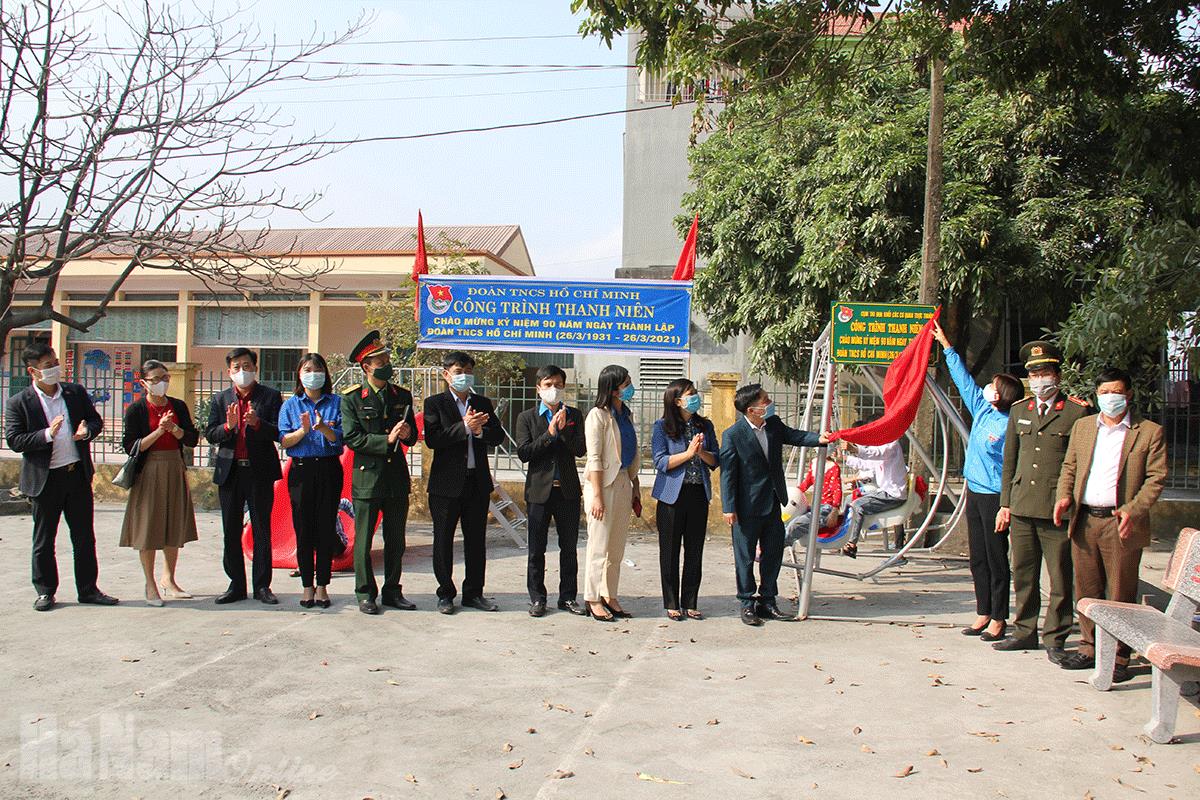 Cụm thi đua Khối trực thuộc Tỉnh đoàn trao tặng điểm vui chơi cho thanh thiếu nhi xã Thanh Thủy