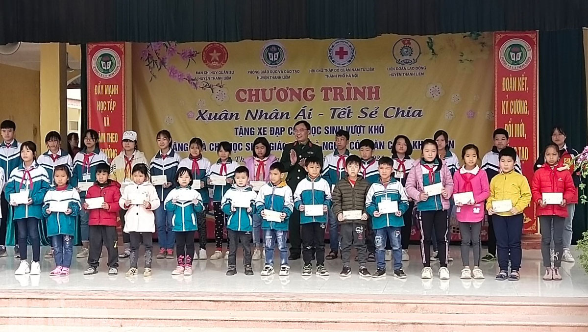 Ban CHQS huyện Thanh Liêm thăm, tặng quà nhân dịp Tết nguyên đán