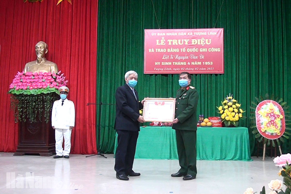 Kim Bảng tổ chức lễ truy điệu và trao Bằng Tổ quốc ghi công cho liệt sỹ Nguyễn Văn Đê