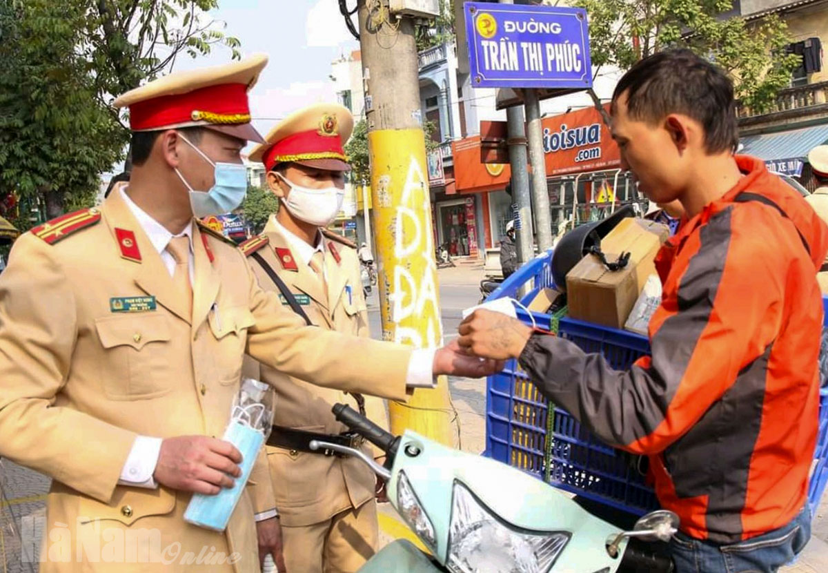 Công an TP.Phủ Lý xử phạt 16 triệu đồng 8 trường hợp không đeo khẩu trang nơi công cộng