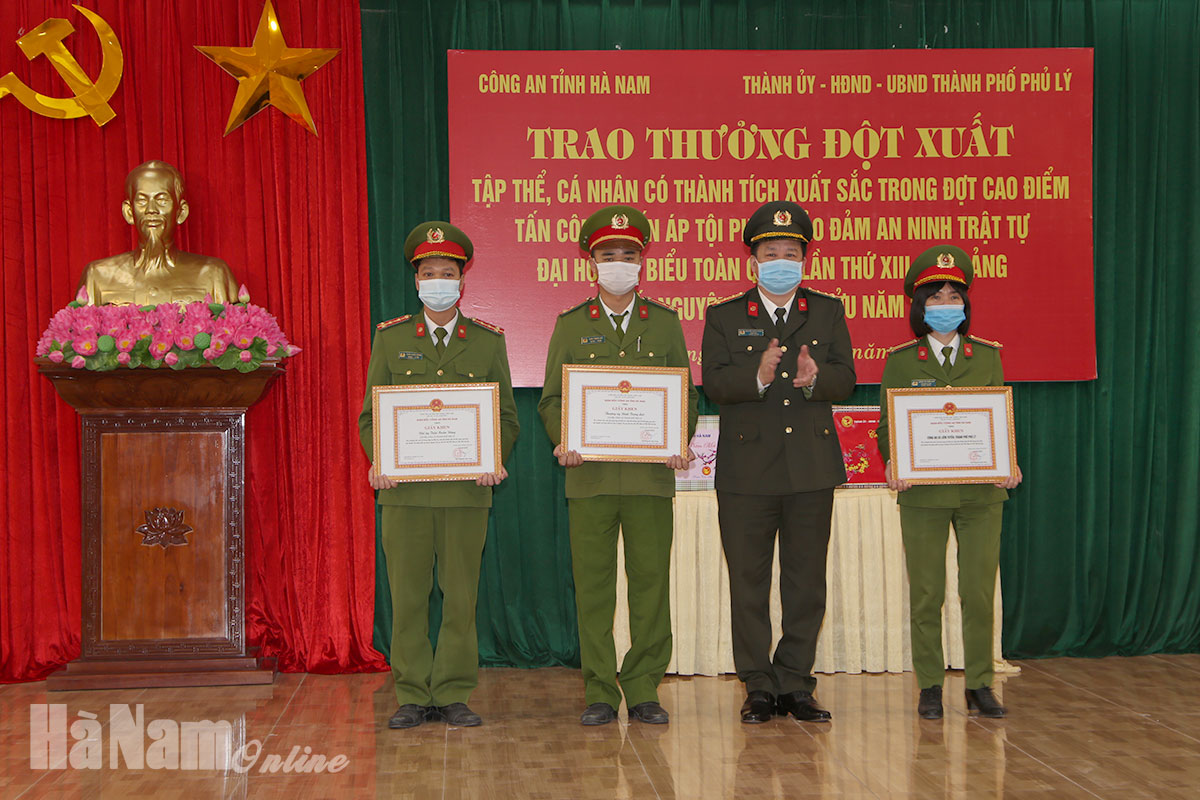 Công an tỉnh khen thưởng đột xuất trong đợt cao điểm tấn công, trấn áp tội phạm