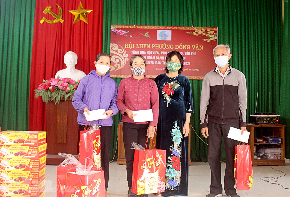 Hội LHPN phường Đồng Văn trao 70 suất quà cho hội viên, phụ nữ nghèo, yếu thế hoàn cảnh khó khăn