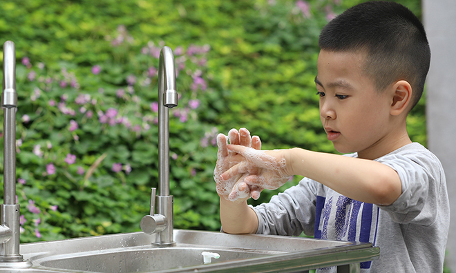 Ngăn Covid-19 vào nhà lây cho trẻ nhỏ